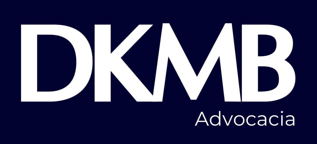 Logotipo DKMB Advocacia – Ducati Klin e Malzoni Barreto, referência em direito empresarial e hotelaria estratégica.